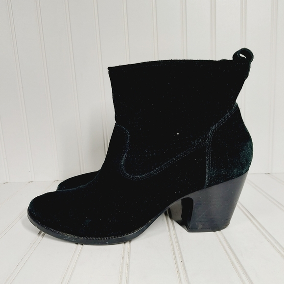 Elegant Black Ankle Boots - Picture 1 of 9
